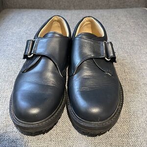 Petit Shoes from Spain size 33 in navy with Velcro closing